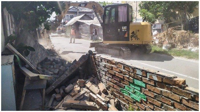 pemerintah kota palu melalui dinas pu mulai membongkar bangunan di jalan anoa 2 k