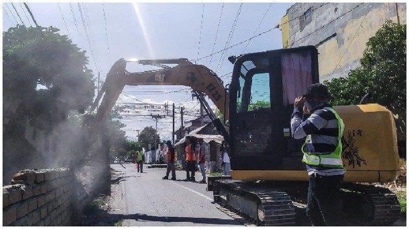 pemerintah kota palu melalui dinas pu mulai membongkar bangunan di jalan anoa 2l resize 18