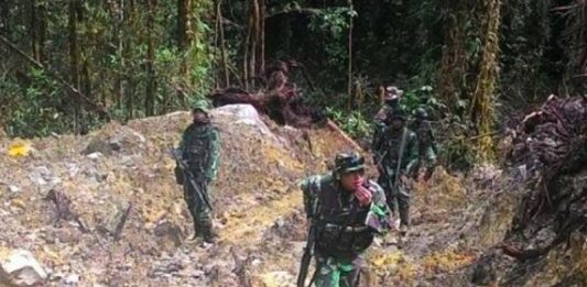 TNI-POLRI Buru Sisah Kelompok Bersenjata Kedalam Hutan Poso