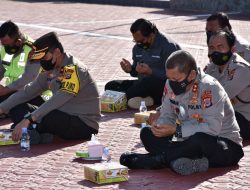 Kapolda Sulteng Lesehan Makan Nasi Kotak Bersama Anggota