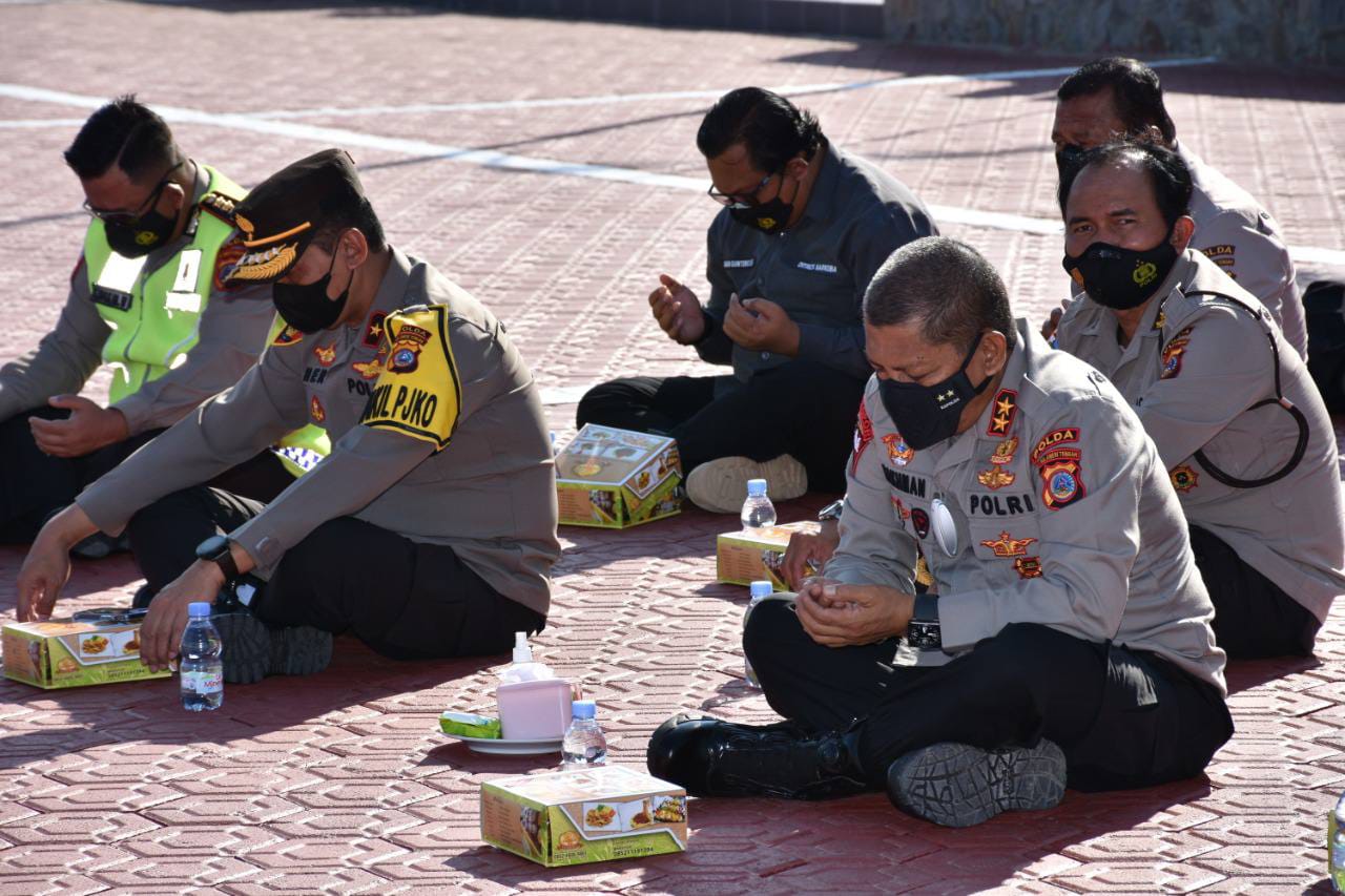 Kapolda Sulteng Lesehan Makan Nasi Kotak Bersama Anggota