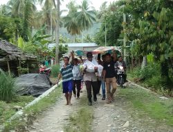 Gendong Jenazah Bayi ke Pemakaman