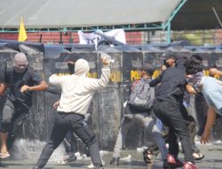 Demonstrasi Pilkada di Palu Rusuh: Polisi Pukul Mundur Massa Anarkis, Situasi Makin Memanas!