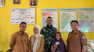 Penyaluran bantuan beras