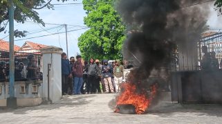 Massa Aksi Segel Kantor Komnas HAM Sulteng