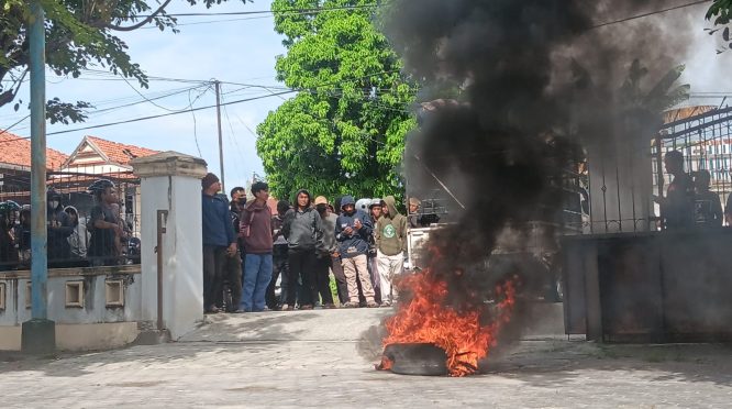 Massa Aksi Segel Kantor Komnas HAM Sulteng